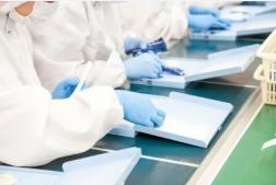 ♦食品容器に傷などがないかのチェックや箱詰め